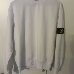 Stone island sweatshirt  - Säljer nu min brorsas gamla stone island sweatshirt. Är dock osäker på äktighet men han sa att han köpte den för 2000-2500 för några år sen men ni får själv avgöra om ärlighet utav bilderna
