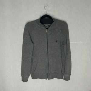 Ralph Lauren Fullzip - Fet grå fullzip från Polo Ralph Lauren. Skick 9/10, skulle bara behöva strykas vid muddar. Riktigt snygg mörkgrå färg. Skriv för fler bilder eller vid funderingar 🙌😁