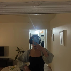 Grå kofta - Mysig grå kofta med trekvartsärmar. Perfekt för att hålla sig varm under kyliga dagar. Enkel och stilren design som passar till många olika outfits.