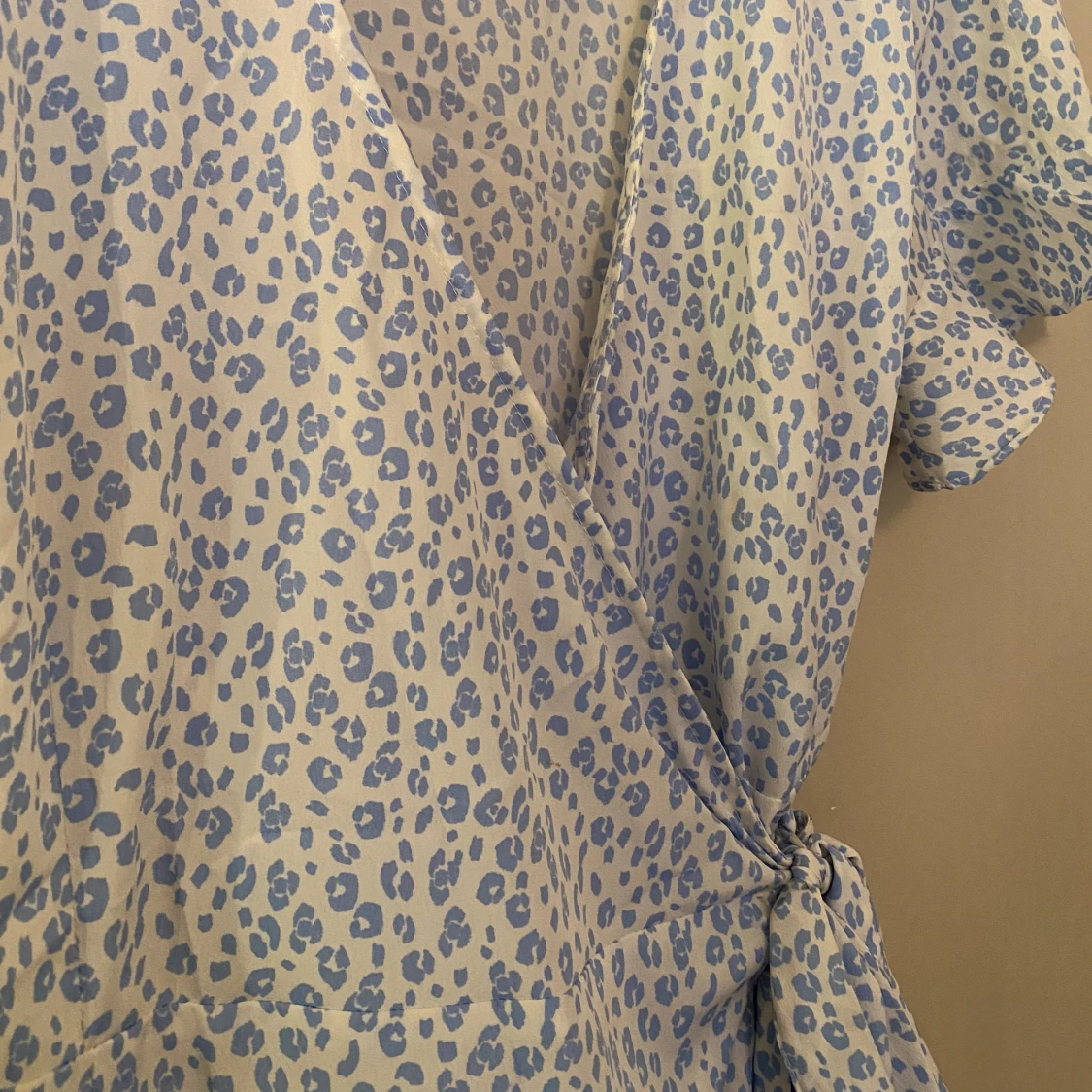 Blåmönstrad omlottklänning - 91