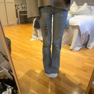 Såå snygga jeans!! - Säljer dessa lågmidjade, bootcut jeans med snygga detaljer❤️Jag är 169. Midjemåttet=35 cm tvärs över. Innerbenslängden=81cm