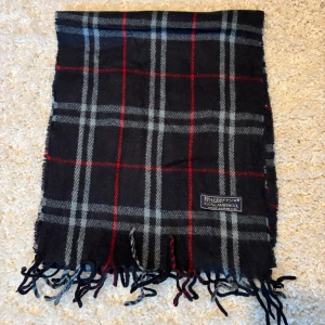 Blå burberry halsduk - Blå burberry halsduk i nyskick.