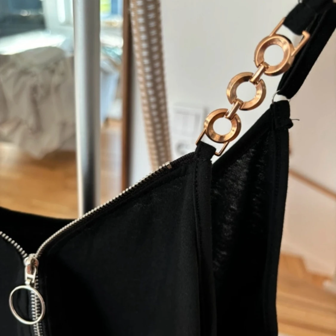 Svart linne med kedjedetaljer - 90