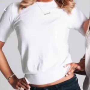 Vit tröja från Zara - Säljer en stilren vit tröja från Zara. Tröjan har korta ärmar och en rund halsringning, perfekt basplagg 