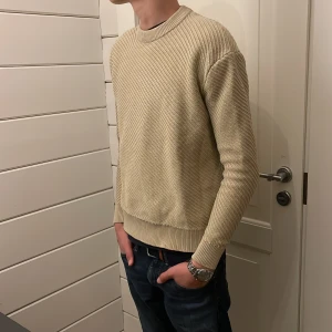 Tröja - Säljer min tröja från Zara då den inte längre passar, knappt använd och inga defekter. Storlek S, passar dig som är runt 170-175