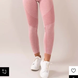 Rosa leggings med meshdetaljer - Snygga rosa leggings med hög midja och meshdetaljer längs benen. Perfekta för träning eller en avslappnad dag. De har en tight passform och är gjorda i ett stretchigt material för bästa komfort. Aldrig använda och nypris 450