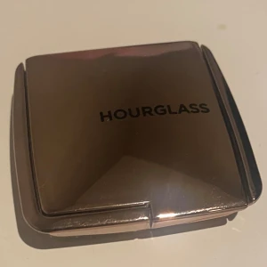 Rouge från Hourglass - Elegant rouge i en lyxig förpackning från Hourglass. Färgen är en vacker blandning av rosa och beige toner, perfekt för en naturlig glöd. OBS! Mini och i färgen luminous flush. Helt ny. Skriv för egna bilder💕 pris kan diskuteras 