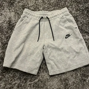 Nike tech fleece shorts - Snygga grå tech fleece shorts från Nike
