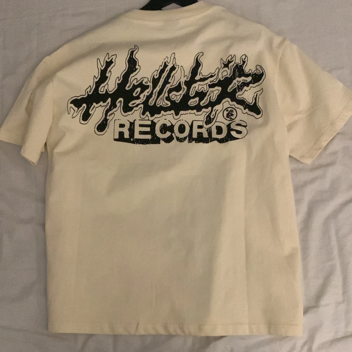 Vit t-shirt med tryck från Hellstar - 91