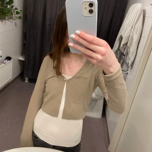 Kofta - Säljer denna beige/bruna kofta från lager 157💕 Den har en enkel knapp framtill och är croppad med långa ärmar, perfekt för lager-på-lager-stil💕💕