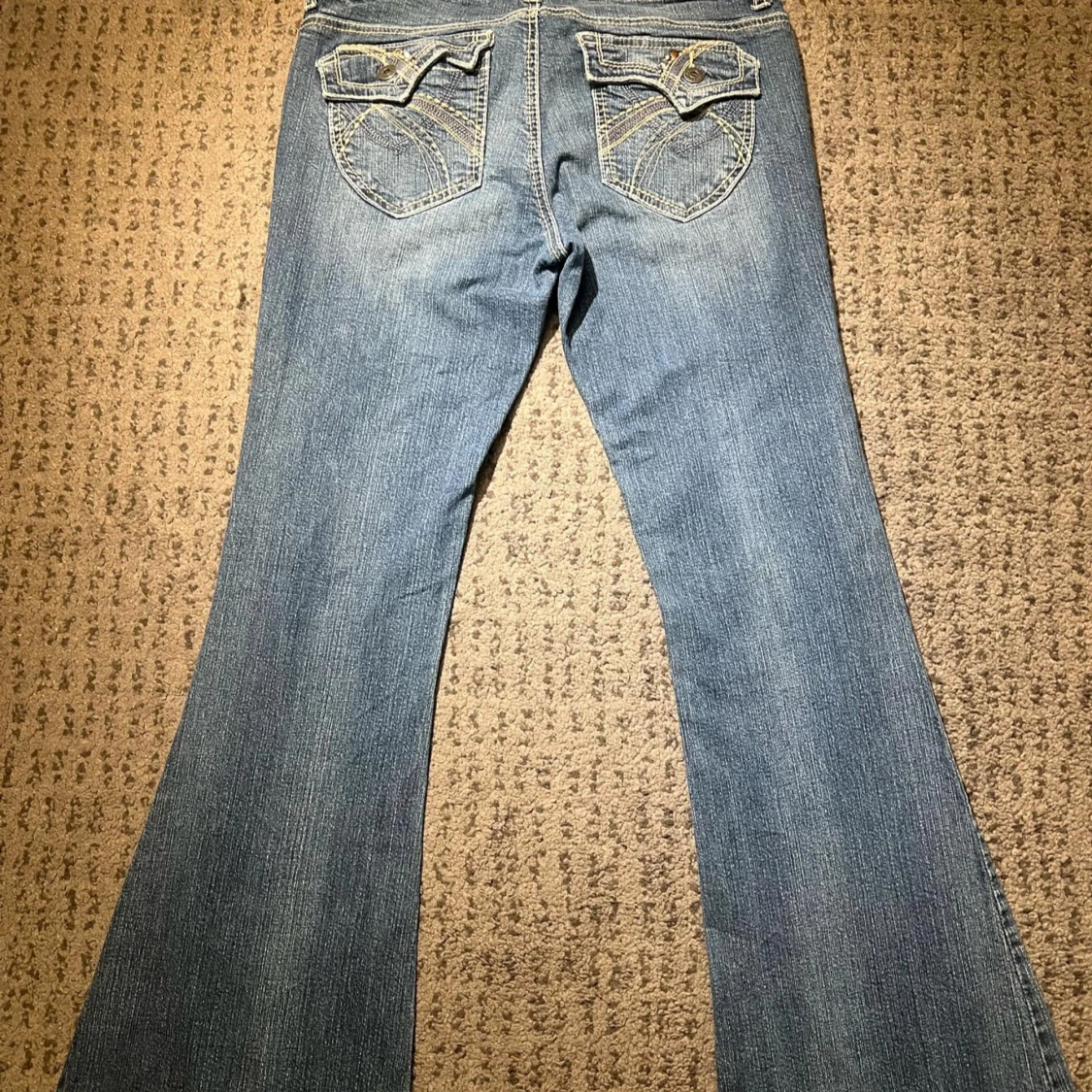 Blå flare jeans från Ariya - 90