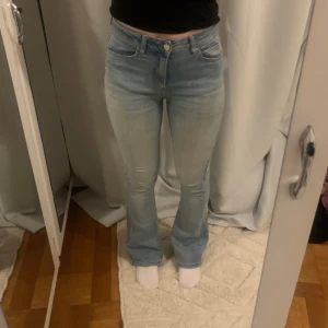 Ljusblå bootcut jeans - Supersnygga ljusblå bootcut jeans från Gina tricot i storlek S! Kommer tyvärr inte till användning. Skriv gärna om du har frågor💗