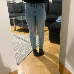 Ljusblå skinny jeans - Snygga ljusblå skinny jeans med medel hög midja. Köpta ifrån Lager157 i storlek S. Jag är 155 och dom är ganska långa på mig. Knappt använt dom ( köparen står för frakten!) 