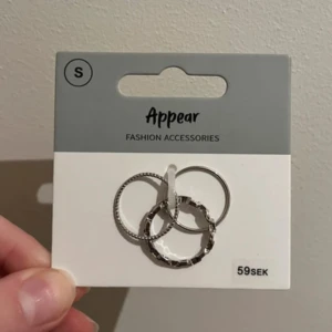 Ringar - 3 silvriga ringar, aldrig använda eftersom jag använder guldfärgade smycken, fint skick, storlek S, original priset är 59kr, skriv vid frågor🫶