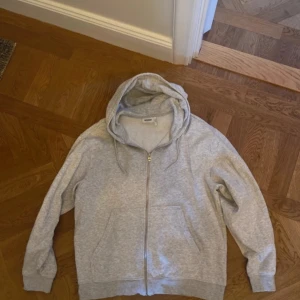 Säljer en jättefin ljusgrå zipupp hoodie från Weekday i herr - Säljer en jättesnygg grå hoodie från Weekday i storlek L⭐️Den har en dragkedja framtill och en bekväm huva👍🏻bra material, skön, lätt att styla och har bra passform👌🏻lite sliten då den är mycket andvänd men fortfarande väldigt fin😊skriv om funderingar, lämna gärna omdöme om köpt och priset kan diskuteras😊