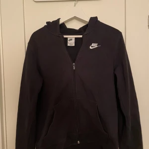 Nike hoodie - En svart Nike ziphoodie som är i storlek 158-170. Den är i mycket bra skick och knappt använd.