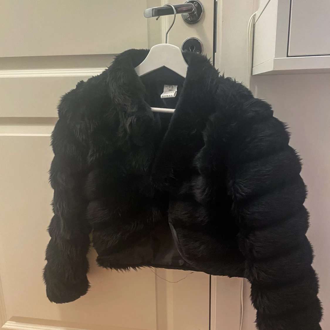 Svart pälsjacka