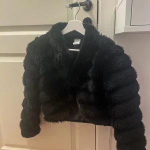 Svart pälsjacka - Säljer denna svarta päls jackan i storlek S. Den är som nyskick endast testad en gång. 🖤