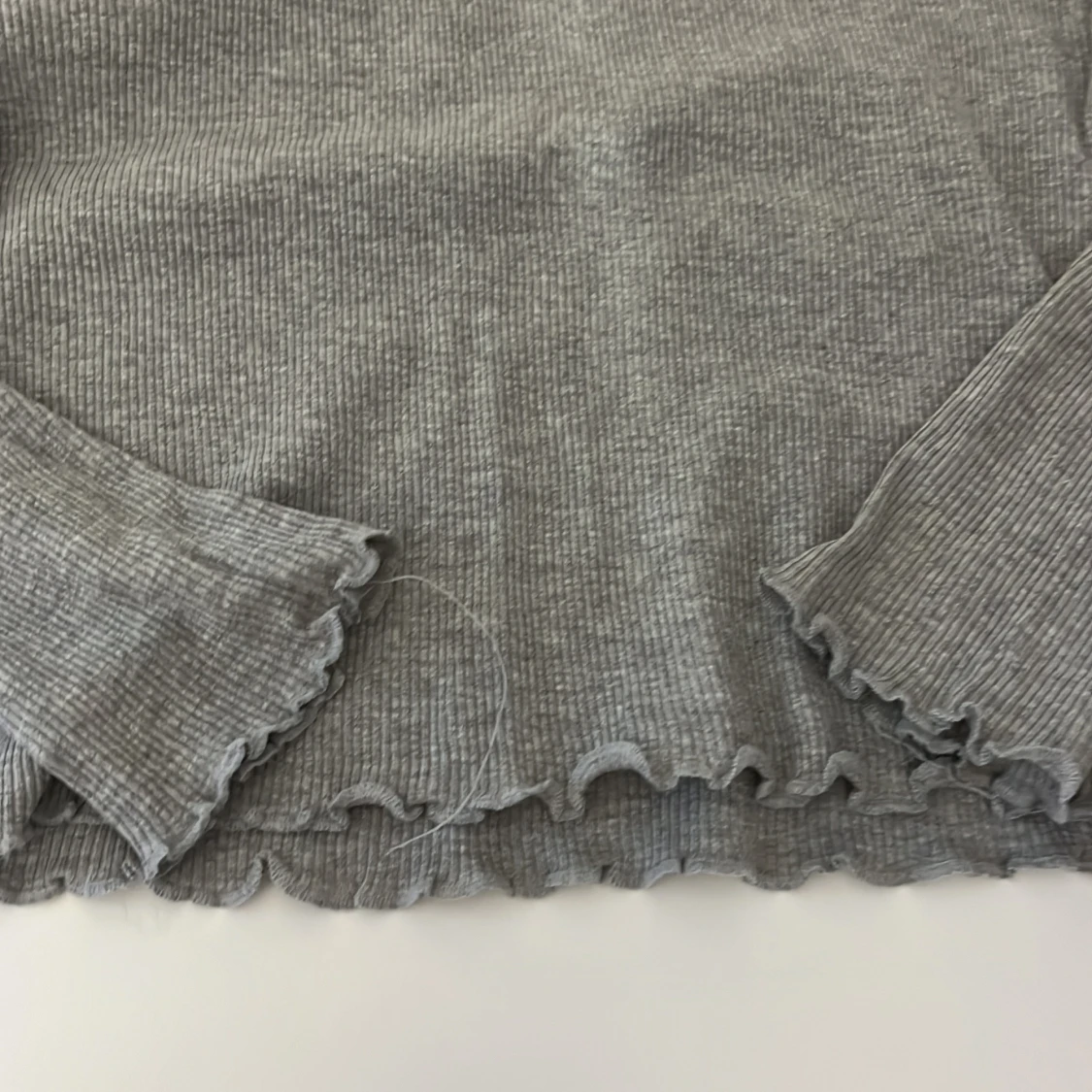 Grå ribbad tröja från MANGO - 92