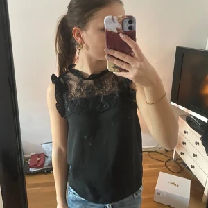 Blus  - Säljer denna kortärmade svarta blus från Zara! Lite otydliga bilder men det är som en Spetskrage! Använder den aldrig då jag inte gillar den på mig men egentligen tycker jag att den är superfin.