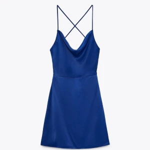 Zara klänning - Säljer denna satinklänningen från Zara med öppen rygg. Aldrig använd. Orginalpris 279kr!!