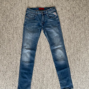 Replay Anbass jeans  - Säljer dessa snygga Replay jeans i modellen anbass. Jeansen är i riktigt bra skick och har inga defekter. Storleken på jeansen är W30/L34. Bara att höra av sig vid fler frågor eller funderingar👍