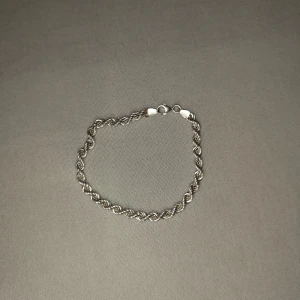 Cordell silver armband - Köpt på Kejsar.se för ungefär 8 månader sedan. Använd ett fåtal gånger. Jag säljer armbandet pga jag fick ett nytt i julklapp och har ingen användning av detta längre. Längd 18,5cm bredd 4mm. Äkta silver med 925 stämpel.