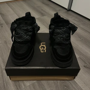 UGGS lowmel (nya) - Skorna är helt oanvänd alltså mycket bra skick, storleken är 41 men passar också 42. Boxen skickas med.