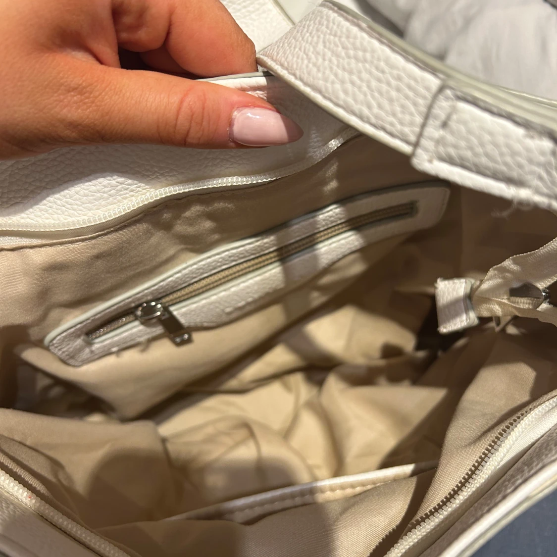 Vit axelväska med dragkedja - 90