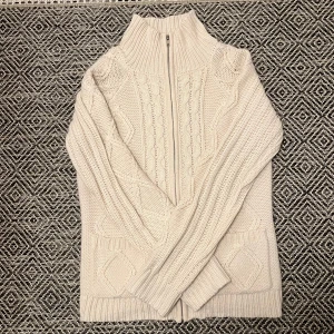 Unik stickad kofta / cardigan  - Snygg unik stickad cardigan / kofta. Väldigt trendig och eftertraktad. Fin passform och passar även till allt. Fint skick. Storlek L men passar S. Skriv vid minsta intresse, pris kan diskuteras vid smidig affär 😀