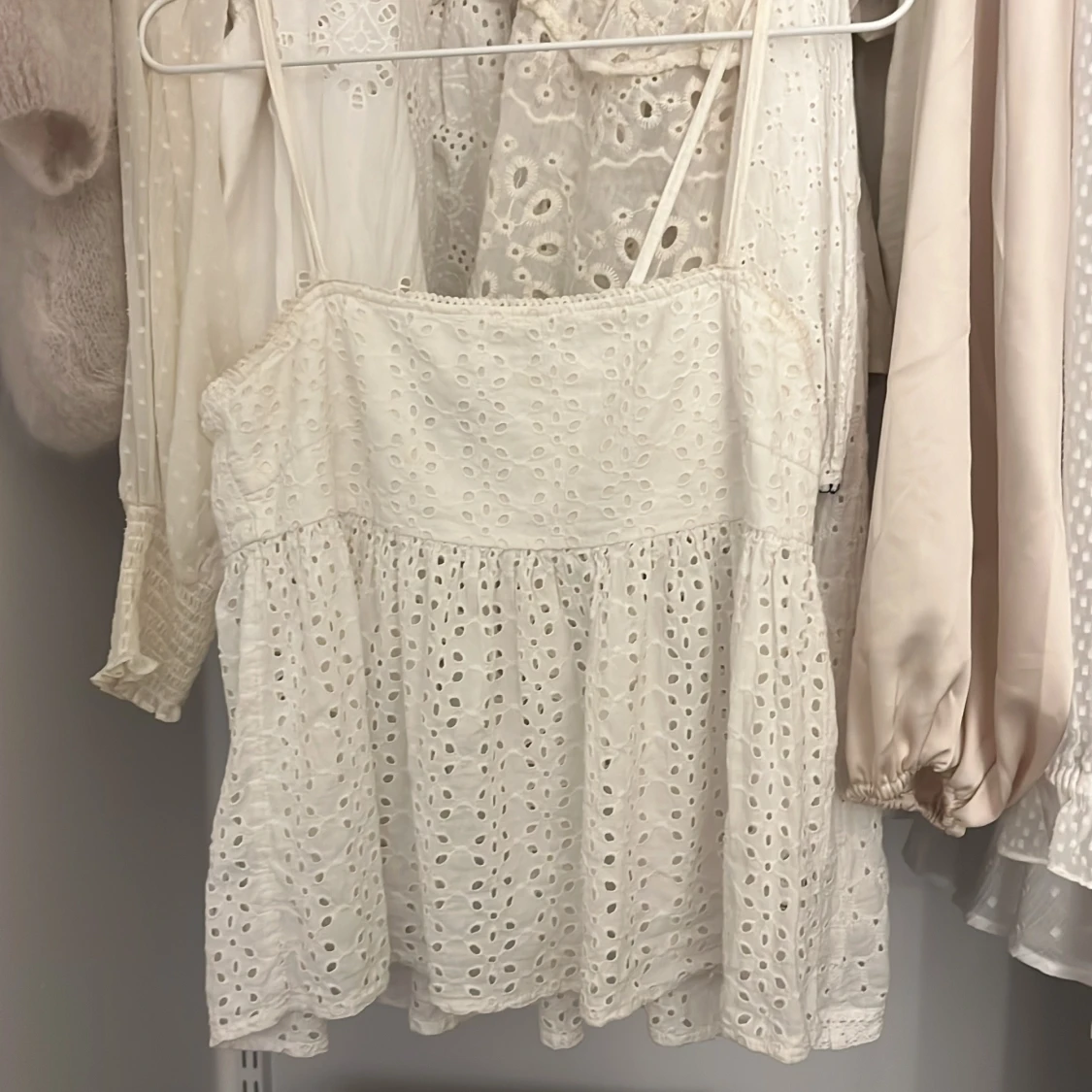 Vit ärmlös topp från BikBok