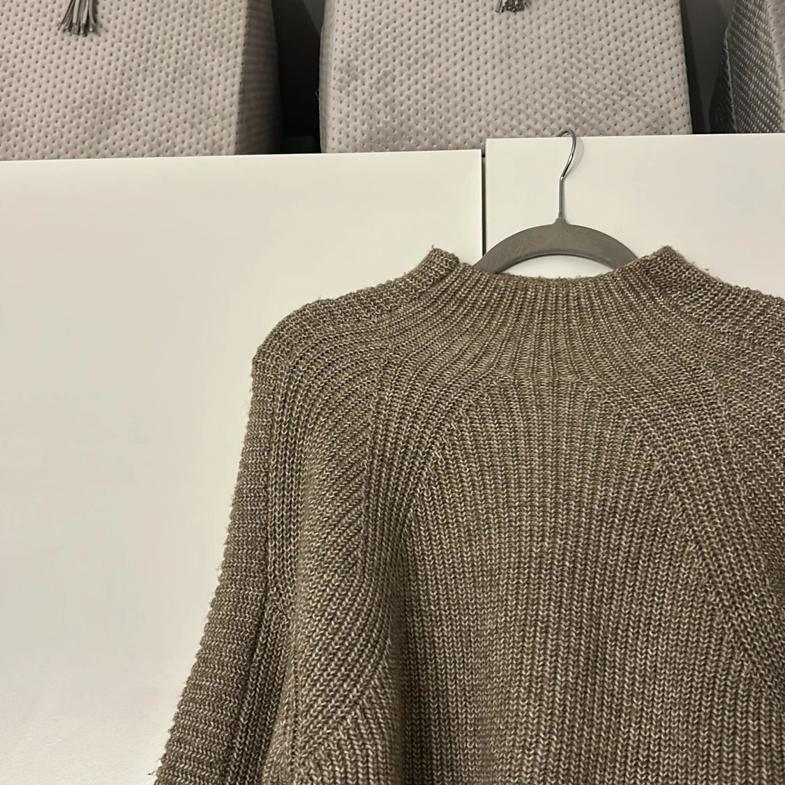 Beige stickad tröja - 90