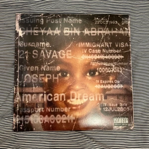 American Dream - 21 Savage, vinyl/lp-skiva - American Dream av 21 Savage, vinyl/lp-skiva. Endast spelad ett fåtal gånger. Röd/transparent skivor.