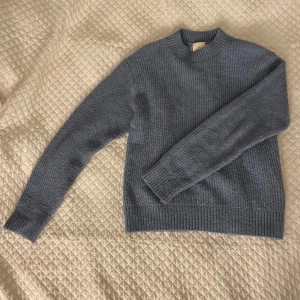 Blå stickad tröja  - Storlek S, använd fåtal gånger. Färgen är mer blå i verkligheten
