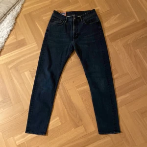 Mörkblå jeans från Acne Studios - Snygga mörkblå jeans från Acne studios. De har en slim fit passform och är tillverkade i högkvalitativt denim. Perfekta för en stilren look.