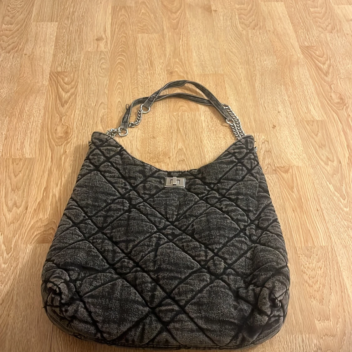 Svart quiltad axelväska med kedjedetaljer