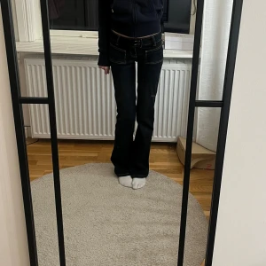 Lowwaist jeans - Snygga mörkblå bootcut jeans med låg midja och klassisk femficksdesign. Från lager 157 i storlek xxs. Midjemåttet 32cm, innerbenslängden 82cm grenmåttet 17cm. Endast använda 1 gång. Hör av dig vid frågor eller funderingar 💓