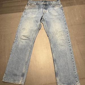 Blå weekday jeans  - Säljer ett par jeans från weekday med straight/loose fit i storlek 31/32. Fint skick och snygg färg, skriv vid intresse. 