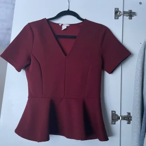 Vintröd topp - Superfin och aldrig använd. Har en ”smockad” design alltså går in i midjan lite grann. Pris kan diskuteras vid snabb affär