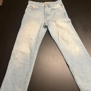 Stussy jeans - Säljer ett par ljusblå jeans från Stussy med klassisk design. De har en loose passform och är tillverkade i denim. Perfekta för en avslappnad stil.