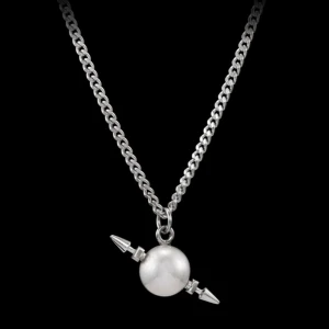 Halsband med pärla från Maria Nilsdotter - Ett jätte fint Spinning World halsband i silver från Maria Nilsdotter🤍✨Kedje längd: 60🤍 Perfekt för dig som gillar eleganta och klassiska smycken! ✨ Det går att justera längden eftersom hålen i kedjan är tillräckligt stora för att kunna sätta fast den ordentligt, det kräver bara lite mer tid✨🤍Säljer eftersom jag fick den i present men har bara på mig guld och den gick ej att returnera🤍✨ Ny pris: 3000kr🤍