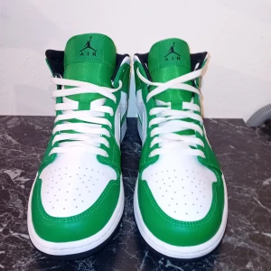 AIR JORDAN 1 MID LUCKY GREEN/BLACK-WHITE - Hej!, säljer dessa sprillans nya AIR JORDAN 1 MID i st.45+ Skorna är ej använda, men lådan har några få defekter på sidorna.
