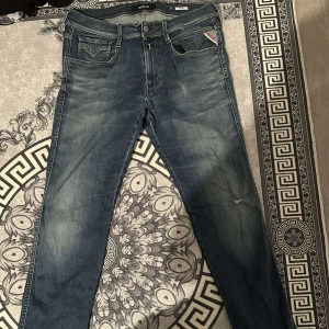 Blå jeans från Replay - Säljer ett par snygga blåa replay jeans. De är använda. Fler bilder eller diskutera pris skriv till mig på dm