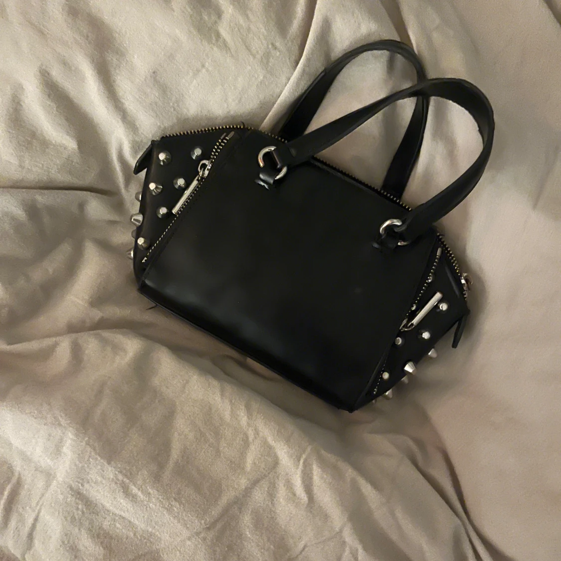 Svart handväska med nitar - 90