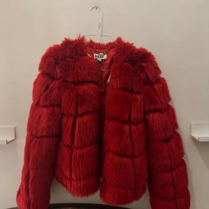 Röd fuskpälsjacka - Röd fuskpälsjacka  Nypris 1600