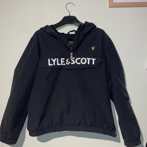 Windbreaker från Lyle & Scott - Tja, säljer en riktigt snygg windbreaker jacka från lyle & scott i storlek xs. Går att matcha med nästan vad som helst och passar bra till den kommande våren. Ställ gärna frågor och kom med prisförslag!