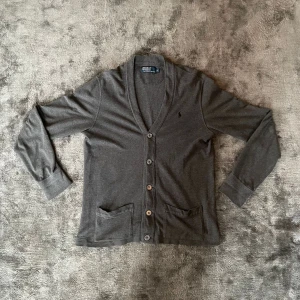 Ralph lauren cardigan  - Säljer supersnygg Ralph lauren cardigan i storlek S. den passar TTS. 