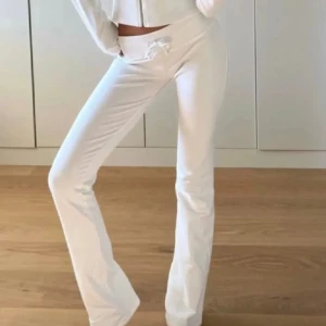 Vita mjukisbyxor  - Snygga vita utsvängda mjukisbyxor från Nelly, slutsålda ☺️typ oanvända eftersom dom är lite för små 