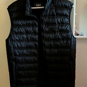 Svart dunväst storlek S. - Snygg svart dunväst med dragkedja i storlek S. nyskick!