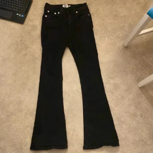 Svarta flare jeans från 157 - Snygga svarta flare jeans från 157, aldrig använda. säljer då dom inte sitter som jag vill